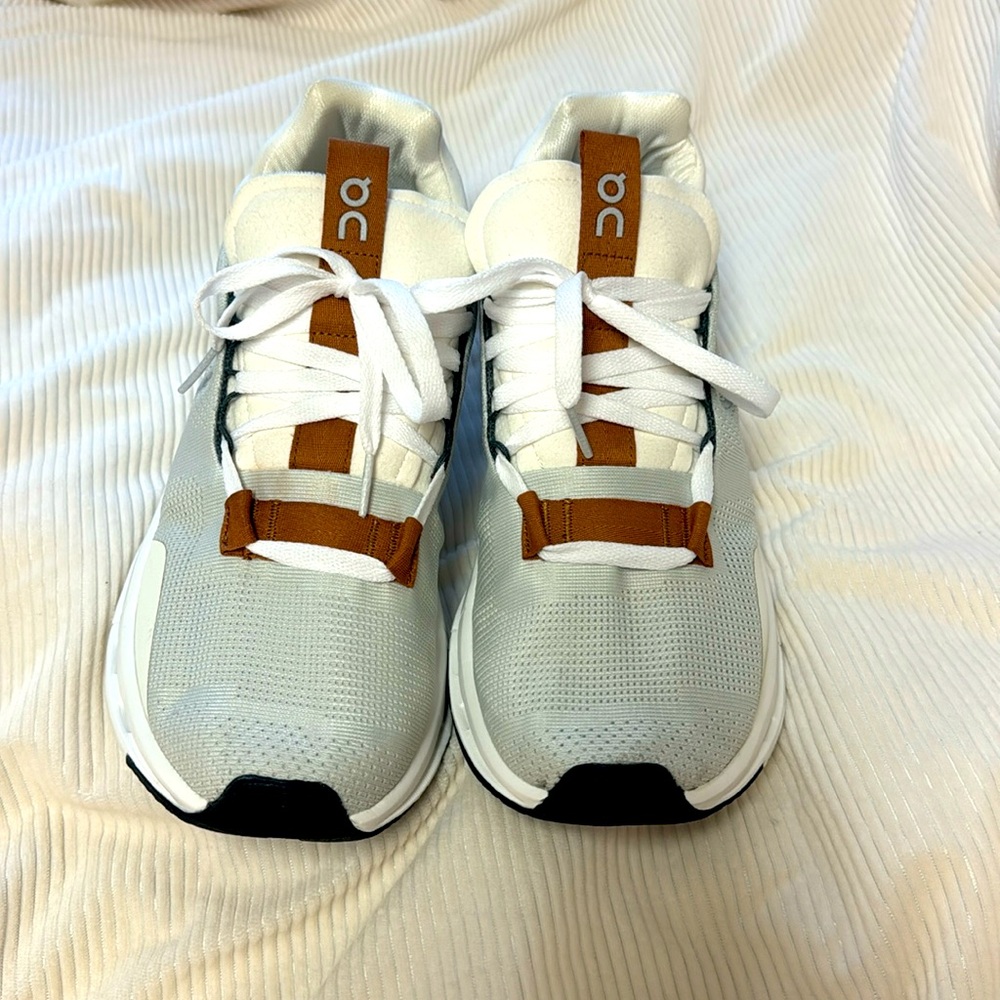 On Cloud Shoes Size 9.5 Women’s / 8 Men’s